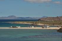 Praia Requesón ocupada por trailers de americanos, região de Mulegé, na Baja California - México